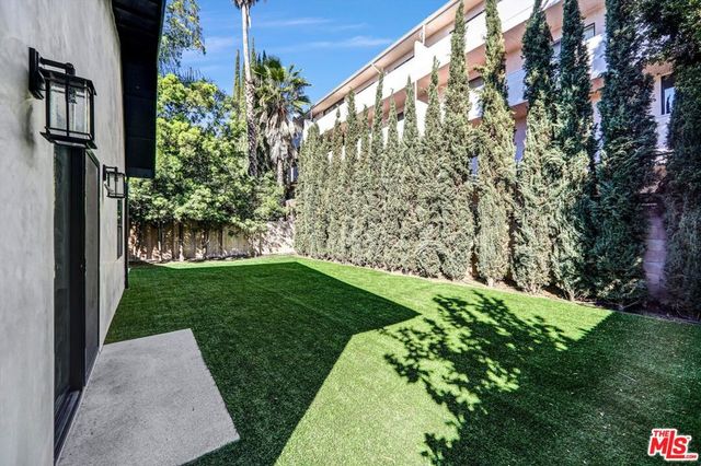 15227 Hartsook Street, Sherman Oaks, CA 91403