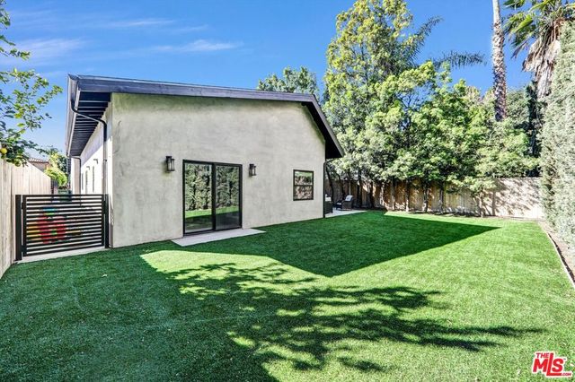 15227 Hartsook Street, Sherman Oaks, CA 91403