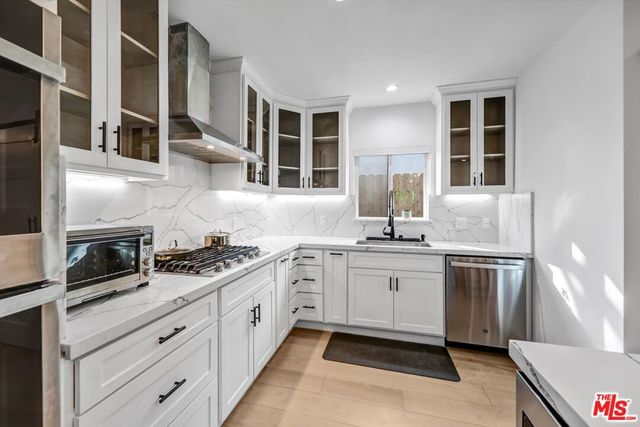 15227 Hartsook Street, Sherman Oaks, CA 91403