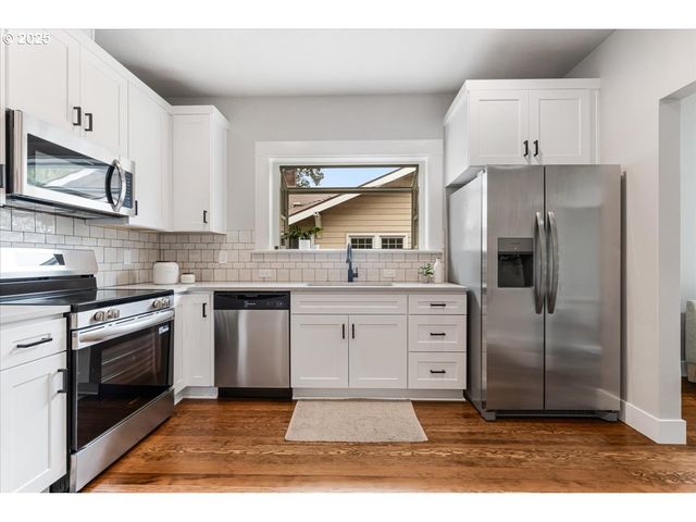 7216 N IVANHOE St, Portland, OR 97203