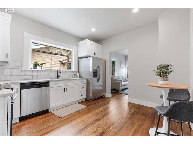 7216 N IVANHOE St, Portland, OR 97203