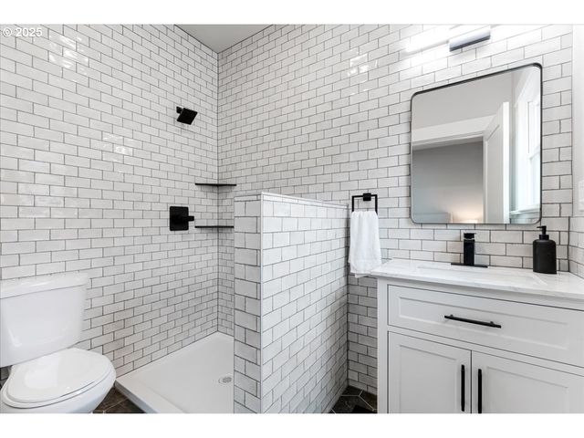 7216 N IVANHOE St, Portland, OR 97203