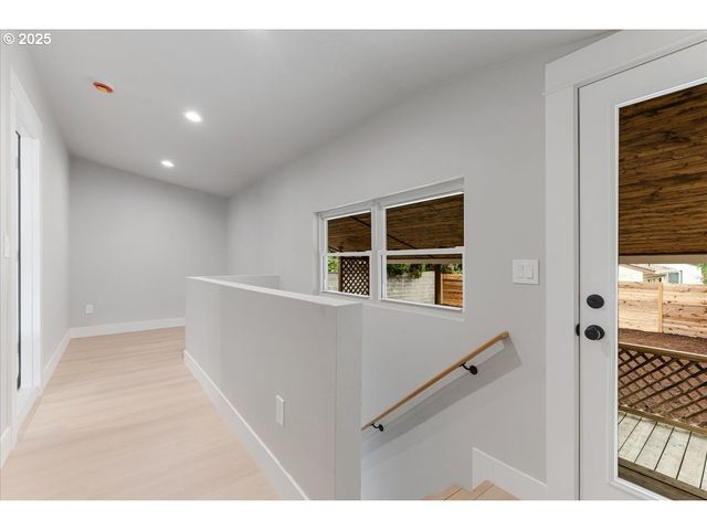 7216 N IVANHOE St, Portland, OR 97203