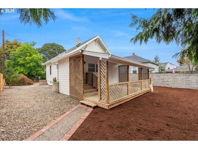 7216 N IVANHOE St, Portland, OR 97203