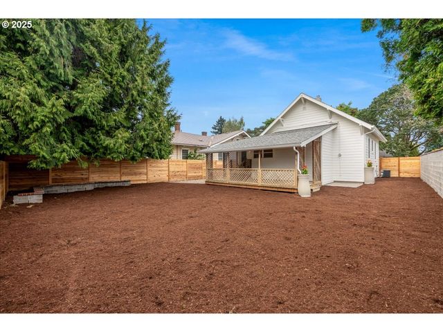 7216 N IVANHOE St, Portland, OR 97203