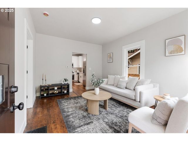 7216 N IVANHOE St, Portland, OR 97203