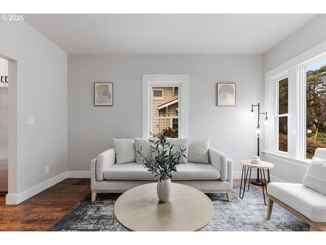 7216 N IVANHOE St, Portland, OR 97203