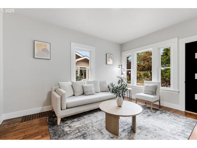 7216 N IVANHOE St, Portland, OR 97203