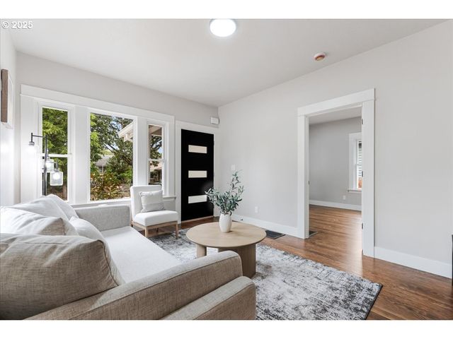 7216 N IVANHOE St, Portland, OR 97203