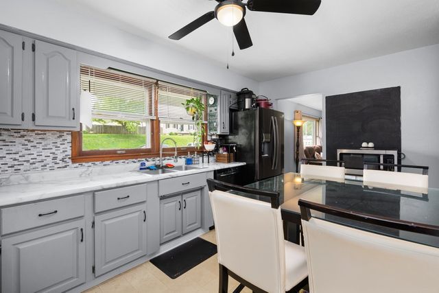2122 Cody Street, Bettendorf, IA 52722