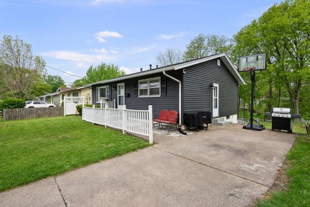 2122 Cody Street, Bettendorf, IA 52722