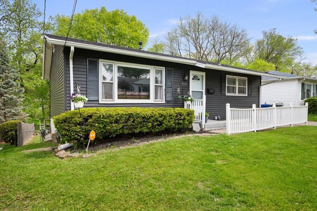 2122 Cody Street, Bettendorf, IA 52722