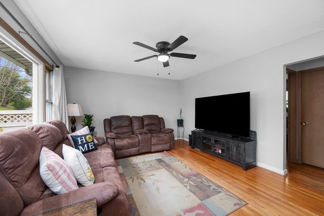 2122 Cody Street, Bettendorf, IA 52722