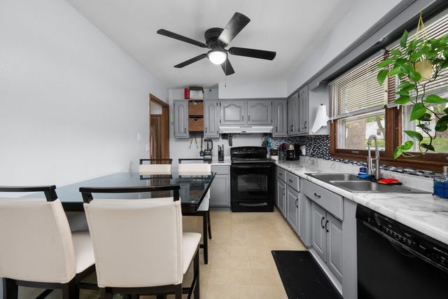 2122 Cody Street, Bettendorf, IA 52722