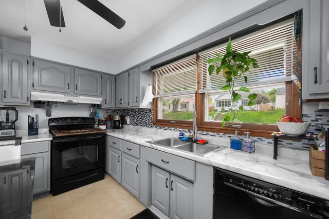 2122 Cody Street, Bettendorf, IA 52722