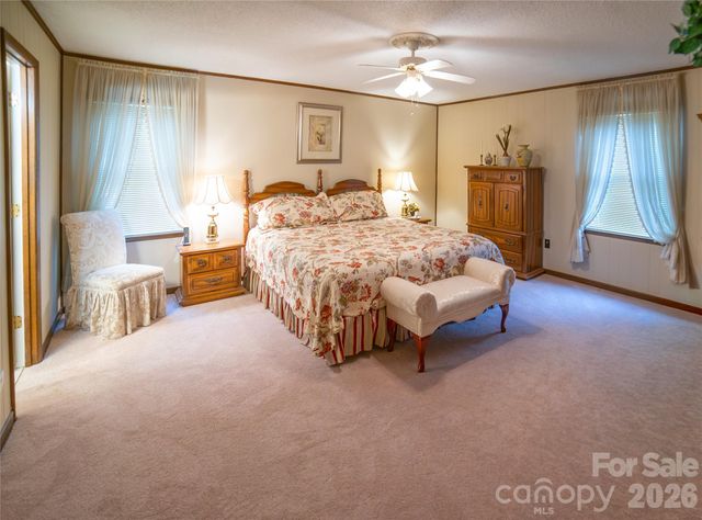 1015 Woodbine Place NE, Lenoir, NC 28645