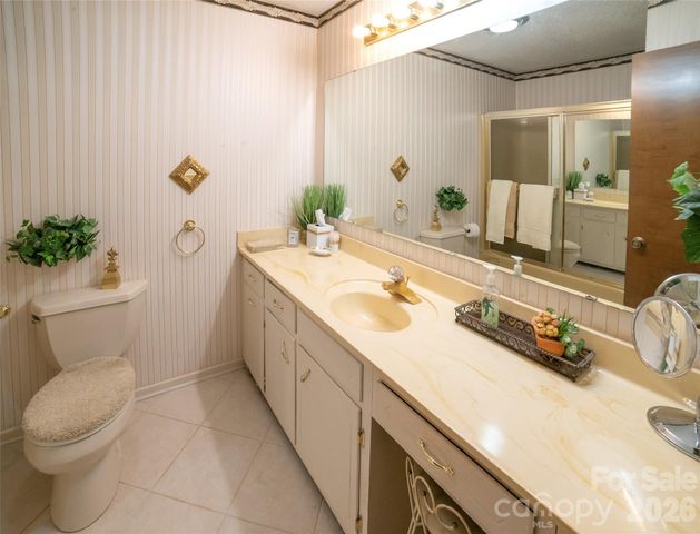 1015 Woodbine Place NE, Lenoir, NC 28645