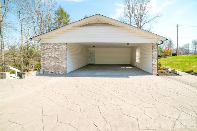 1015 Woodbine Place NE, Lenoir, NC 28645