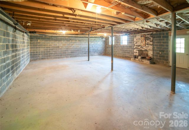 1015 Woodbine Place NE, Lenoir, NC 28645