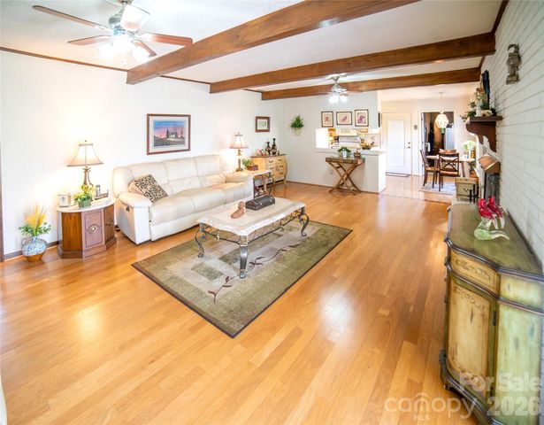 1015 Woodbine Place NE, Lenoir, NC 28645