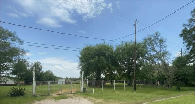 8925 Spruce Street, Hitchcock, TX 77563