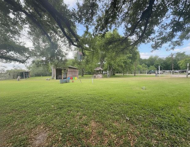 8925 Spruce Street, Hitchcock, TX 77563