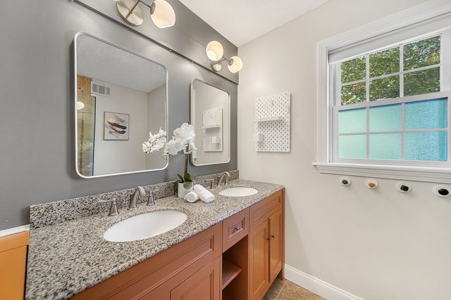45 Bishops Forest Dr 45, Waltham, MA 02452