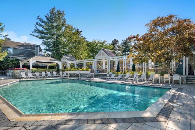 45 Bishops Forest Dr 45, Waltham, MA 02452