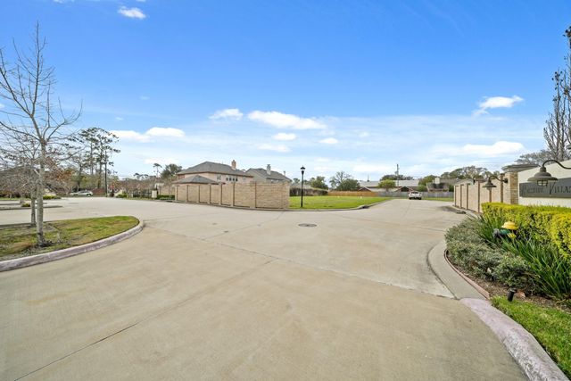 1202 Hilshire Villa Drive, Hilshire Village, TX 77055