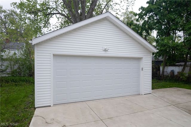 2215 Eldred Avenue, Lakewood, OH 44107