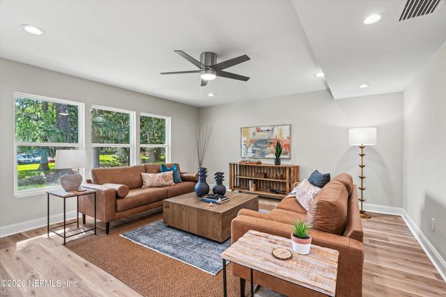 8211 KENSINGTON Square, Jacksonville, FL 32217