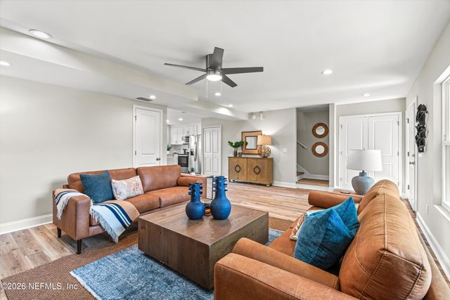 8211 KENSINGTON Square, Jacksonville, FL 32217