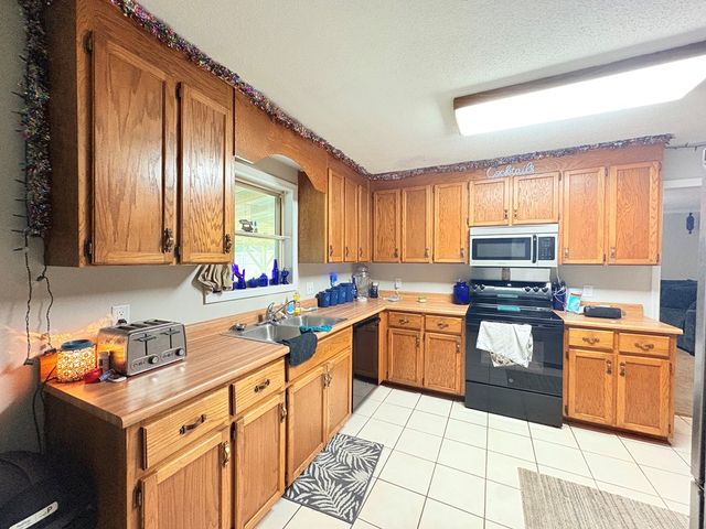 156 Valleyview Dr., Enterprise, AL 36330