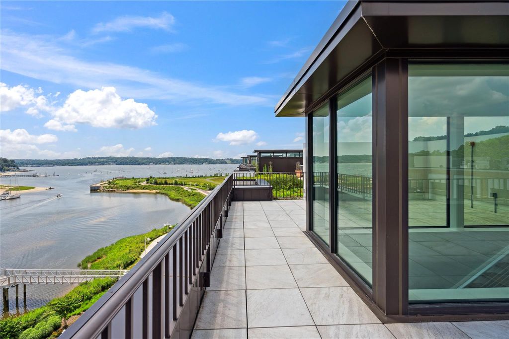 100 Garvies Point Road 1304, Glen Cove, NY 11542
