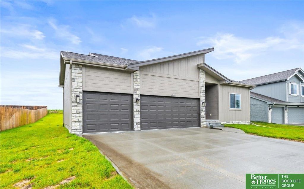 13512 S 55 Street, Papillion, NE 68133