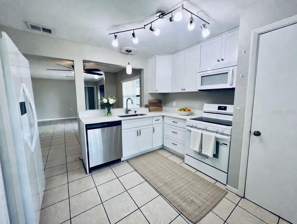 Image 4 of property listing at 2615 GRADUATE COURT, Orlando, FL 32826