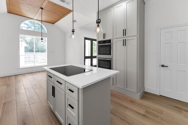 30 E Wedgemere Circle, The Woodlands, TX 77381