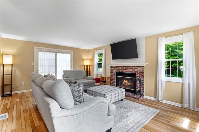 5 Redwood St, Townsend, MA 01469