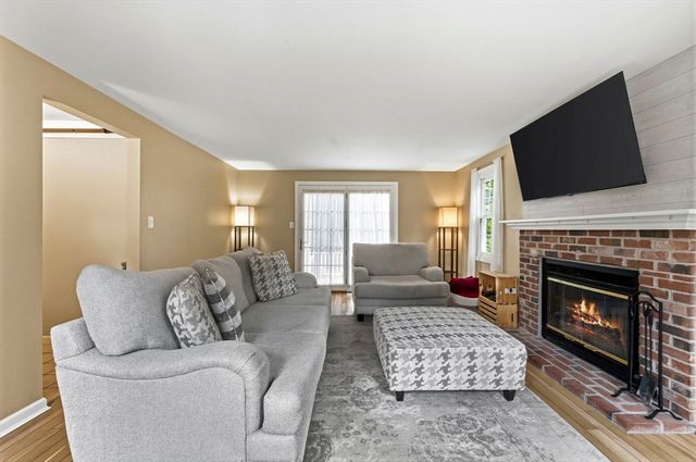 5 Redwood St, Townsend, MA 01469