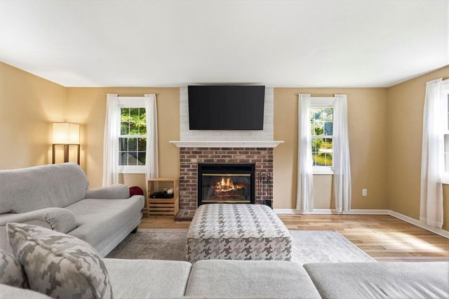 5 Redwood St, Townsend, MA 01469