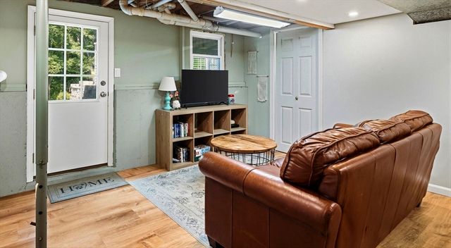 5 Redwood St, Townsend, MA 01469