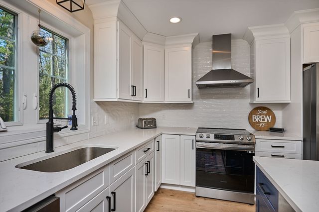 16 Steplar Crossing 16, Easthampton, MA 01027
