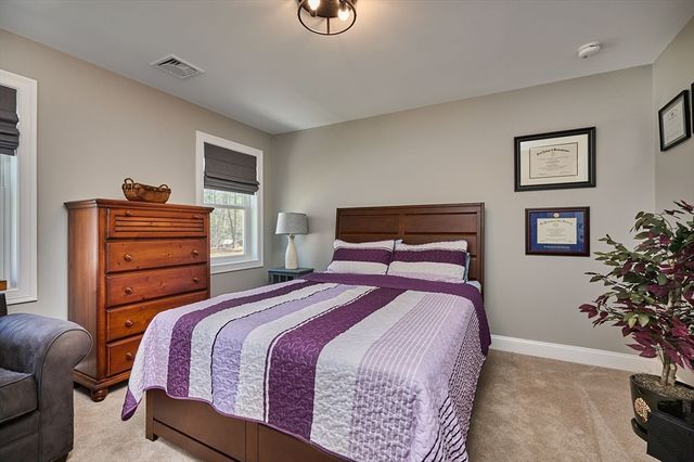16 Steplar Crossing 16, Easthampton, MA 01027