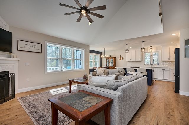 16 Steplar Crossing 16, Easthampton, MA 01027