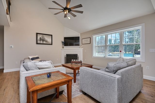 16 Steplar Crossing 16, Easthampton, MA 01027