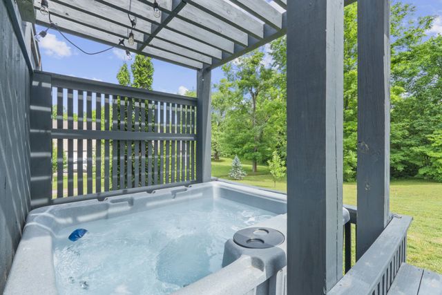 202 Contrary Rd, Burns, TN 37029