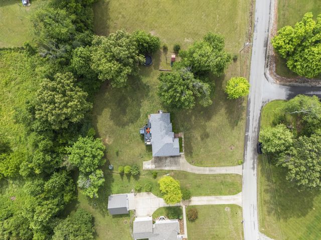 202 Contrary Rd, Burns, TN 37029