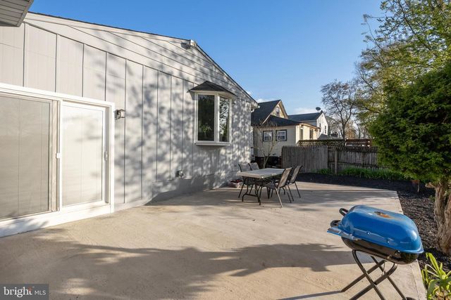 235 W CENTER AVE, Maple Shade, NJ 08052