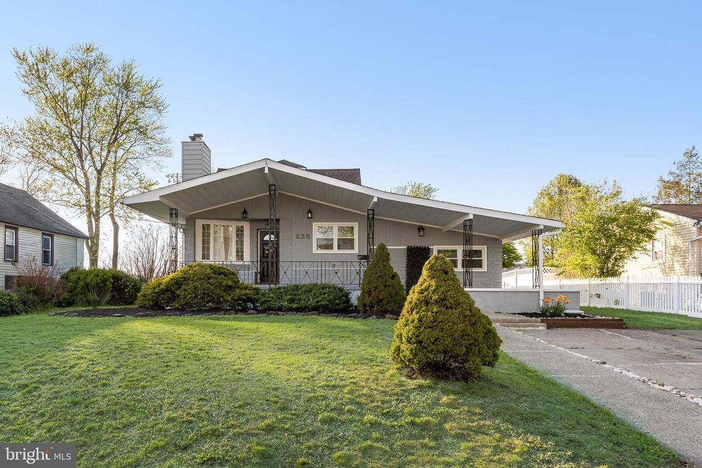 235 W CENTER AVE, Maple Shade, NJ 08052