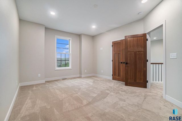 8607 W Shoreline Pl Place, Sioux Falls, SD 57107